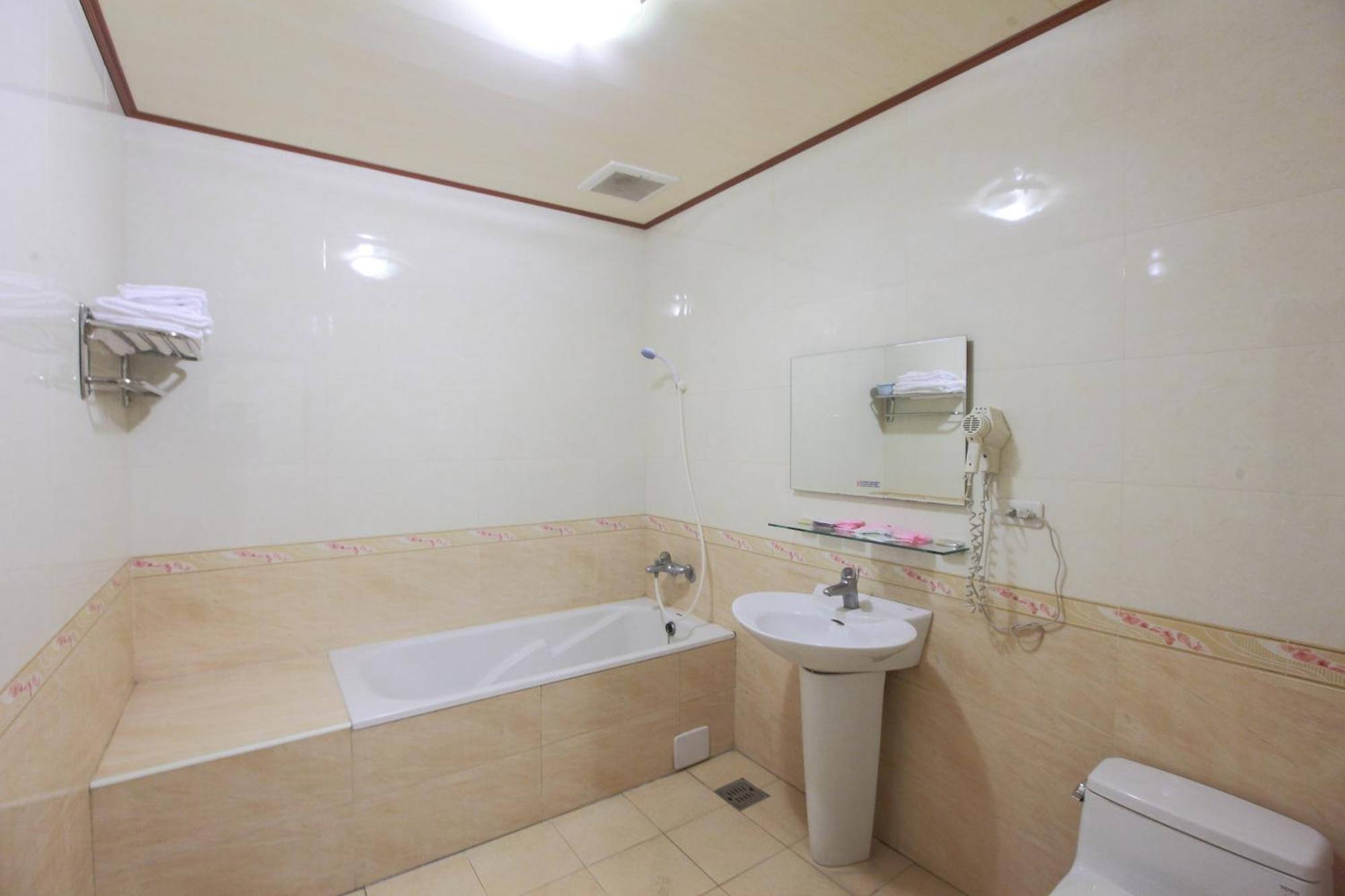 Yong Qi Hotel Hualien City Room photo